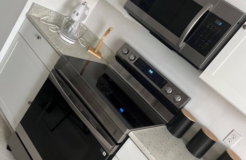 Jacksonville House | Charming 3-bedroom house in beautiful Jacksonville With WiFI & workspace.