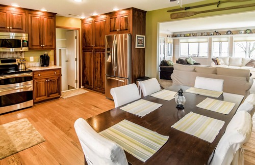 Stevensville House | Charming 3 Bedroom 3 Bath Beach Front Property