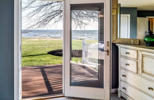 Stevensville House | Charming 3 Bedroom 3 Bath Beach Front Property