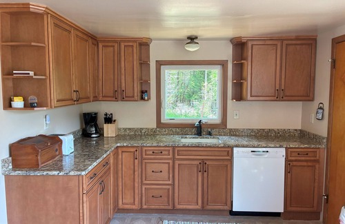 Two Harbors Cottage | Charming 3-bedroom cottage with Lake Superior access near Duluth with WiFi, AC