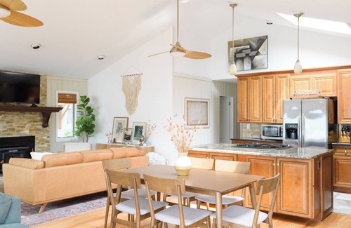 Greenwood Lake House | Charming 3-BR house: Lake Views, Firepit, Ping Pong, & Kayaks in Greenwood Lake