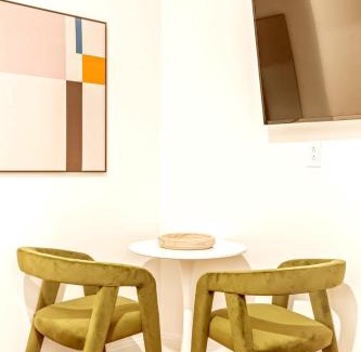 Ukrainian Village Apartment | Charming 3BR 1Bath Apartment