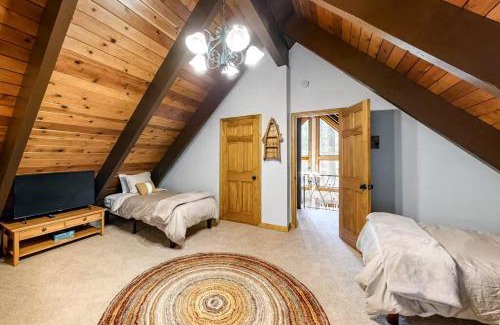 Pla-Vada Woodlands House | Charming 3BR Cabin Close to Donner Lake