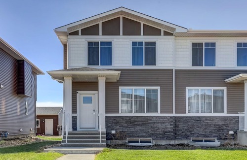Chestermere House | Charming 3BR Getaway | A/C | 15m to YYC/Hwy