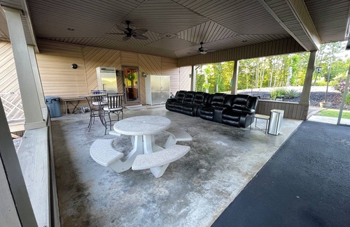 Pilot Mountain Ski Chalet | Charming 4-bedroom Chalet with WiFi and Welcoming View of Pilot Mountain
