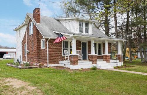 Mountain City House | Charming 4 bedroom farmhouse with large backyard for entertaining