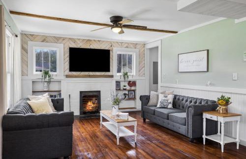 Mountain City House | Charming 4 bedroom farmhouse with large backyard for entertaining