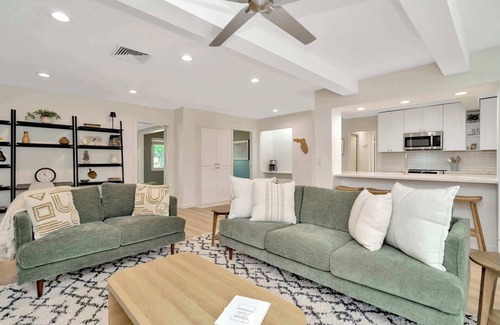 Carrollwood House | ‼️Charming 4BR Tampa Escape w/Pool & Game room