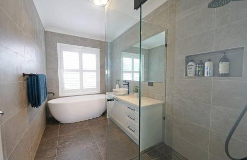 Doncaster East Villa | Charming 6 BRM Villa in Melbourne Mullum Mullum Precinct