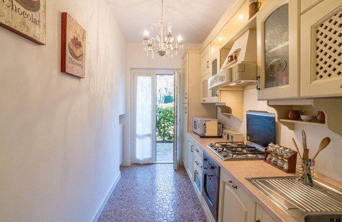 Civenna Apartment | Charming 80 sqm apartment with independent entrance in a large residence surrounded by greenery (steps to access the structure). The accommodation is located on the ground floor of a villa and can host up to 4 people. It offers an enchanting view of the