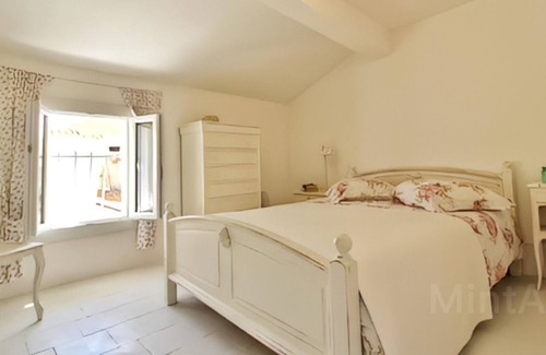 Olonzac House | Charming and chic townhouse with sunny terrace and outdoor dining