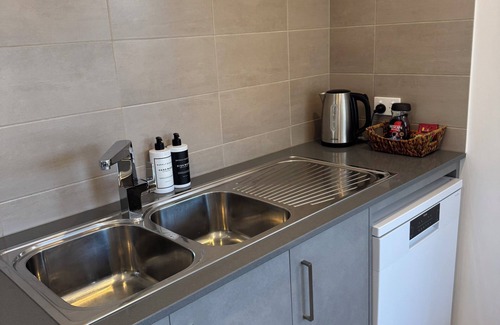 Coolbellup House | Charming and Cozy 2-bedroom bungalow with AC, WiFi and parking in Coolbellup.