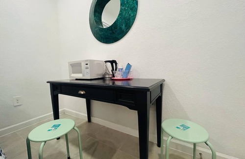 Ludlam Apartment | Charming and private studio.