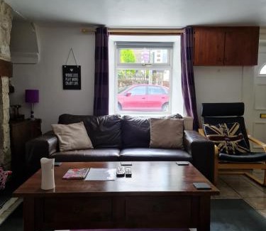 Cwm Frwd Oer House | Charming and unique little Welsh Cottage