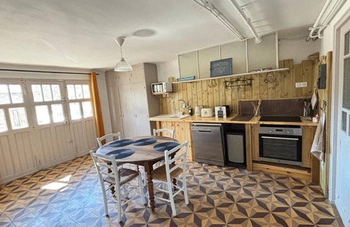 Valreas Apartment | Charming Apartment - Under the Linden Tree