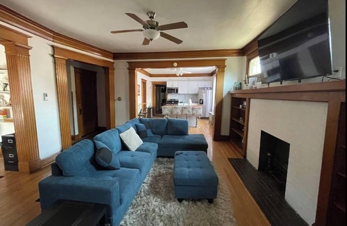Blue Island House | Charming Apartment with WiFi and AC in enchanting Blue Island.
