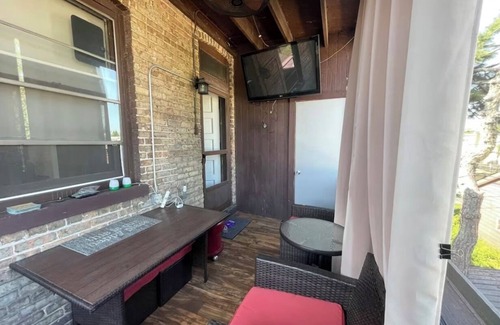 Blue Island House | Charming Apartment with WiFi and AC in enchanting Blue Island.