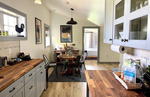 Cambridge Apartment | Charming Apt, Mt View, Pickle Ball, "Where the Wild Things Are" Private Retreat