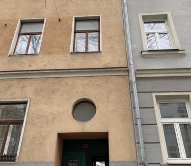 Stuwerviertel Apartment | Charming Attic Apartment near Messe Wien and Center