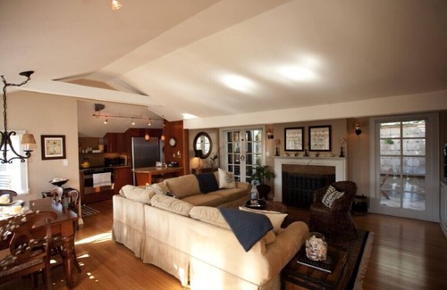 South Laguna Cottage | Charming Beach Bungalow in South Laguna Beach Village. Private Property Parking,