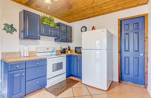 Rock Ridge House | Charming, beachy cottage with a full kitchen, central AC, & washer/dryer
