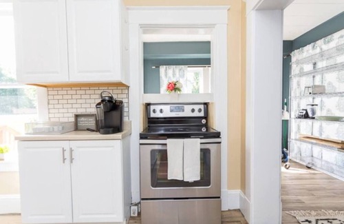 Harrisonburg House | Charming Brick Bungalow Steps from JMU Fenced backyard 30 day min