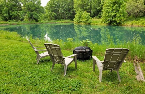 Coatsville House | Charming Cabin on Private Pond – 2 Miles from Lake Rathbun, Southern Iowa