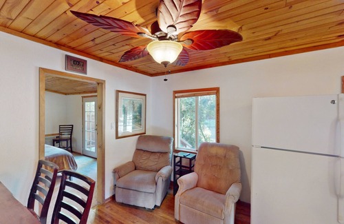 Middletown Cabin | Charming Cabin with 2 bedrooms. King bed and Queen Bed, 65" TV, Recliners, Deck