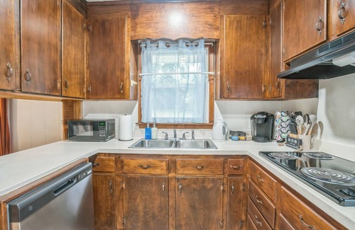 Northeast Raleigh House | Charming & centrally located 4-bedroom house with AC,BBQ and WiFi in Raleigh