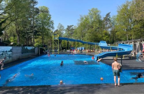Bosgebied Hoenderloo Apartment | Charming Chalet on Park with Swimming Pool Restaurant and Bowling - Nationaal Park de Hoge Veluwe - Cozy Getaway Hoenderloo