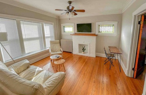 Oak Park Apartment | Charming Chicago-Style, Vintage, Tv NFL PASS
