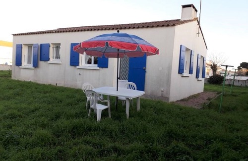 LʼAiguillon-sur-Mer House | Charming Coastal House, 600m to Beach, Sleeps 6, Pet-Friendly