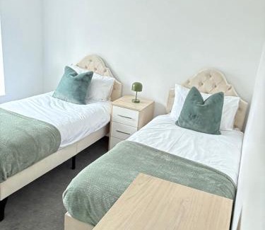 Guisborough House | Charming Cottage by Cafés, Bistros & Town, Walks & Dog-Friendly