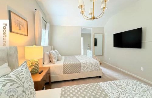 Savannah House | Charming Cottage for Family and Dogs near Beach & City