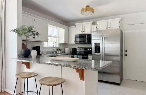 Savannah House | Charming Cottage for Family and Dogs near Beach & City