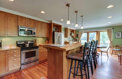 Warm Springs House | Charming Cottage in the Village of Warm Springs with Warm Thermal Spring