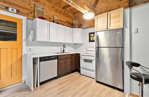 Lunenburg County Cottage | Charming Cottage on the Lake - Family and Pet Friendly