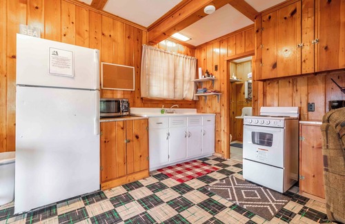 Friendship Cottage | CHARMING COTTAGE ON ROCHE-A-CRI LAKE WITH PRIVATE PIER AND BEACH - PET FRIENDLY