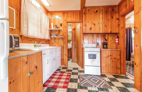 Friendship Cottage | CHARMING COTTAGE ON ROCHE-A-CRI LAKE WITH PRIVATE PIER AND BEACH - PET FRIENDLY