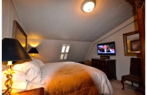 Sutherlin Apartment | Charming country Loft suite near VIR and Hyco Lake