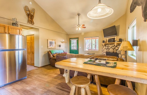 Rainbow Valley Cabin | Charming, cozy cabin in the heart of Pikes Peak country! Hot tub, gas fireplace!