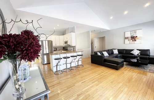 Barrie House | CHARMING CUSTOM HOME BESIDE PARK,WALK TO BEACH