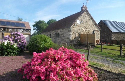 La Baroche-sous-Luce Cottage | Charming Eco-Friendly 15th Century Cottage with Enclosed Garden and Modern Amenities
