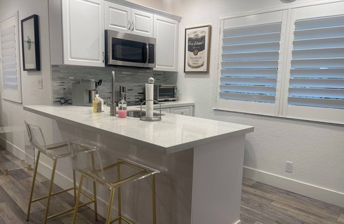 Lake Ida Shores Cottage | Charming East Delray Cottage – Fully Furnished, 1 Mile from the Beach!