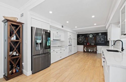 Palmetto Bay House | Charming Estate House on classic Old Cutler rd.