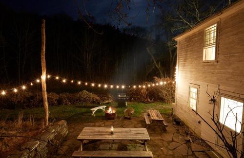 Rensselaerville House | Charming farmhouse retreat w fire pit and fully stocked kitchen