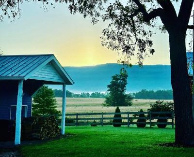 Singers Glen House | Charming Farmhouse w King Bed Hot Tub & EV Charger