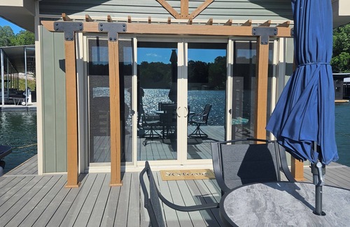 Jacksboro Boat Rental | Charming floating home on Norris Lake with 2 bedrooms, 1 bath and free WiFi!