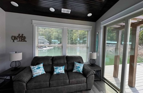 Jacksboro Boat Rental | Charming floating home on Norris Lake with 2 bedrooms, 1 bath and free WiFi!