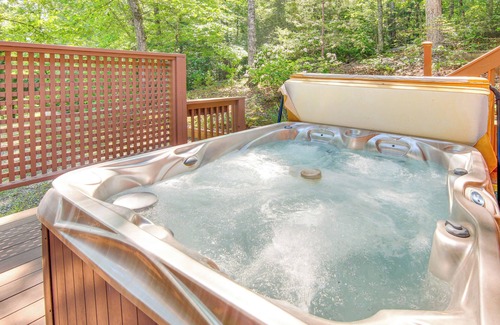 Whittier Cottage | Charming 'fox Den' Cabin in Whittier w/Hot Tub!
